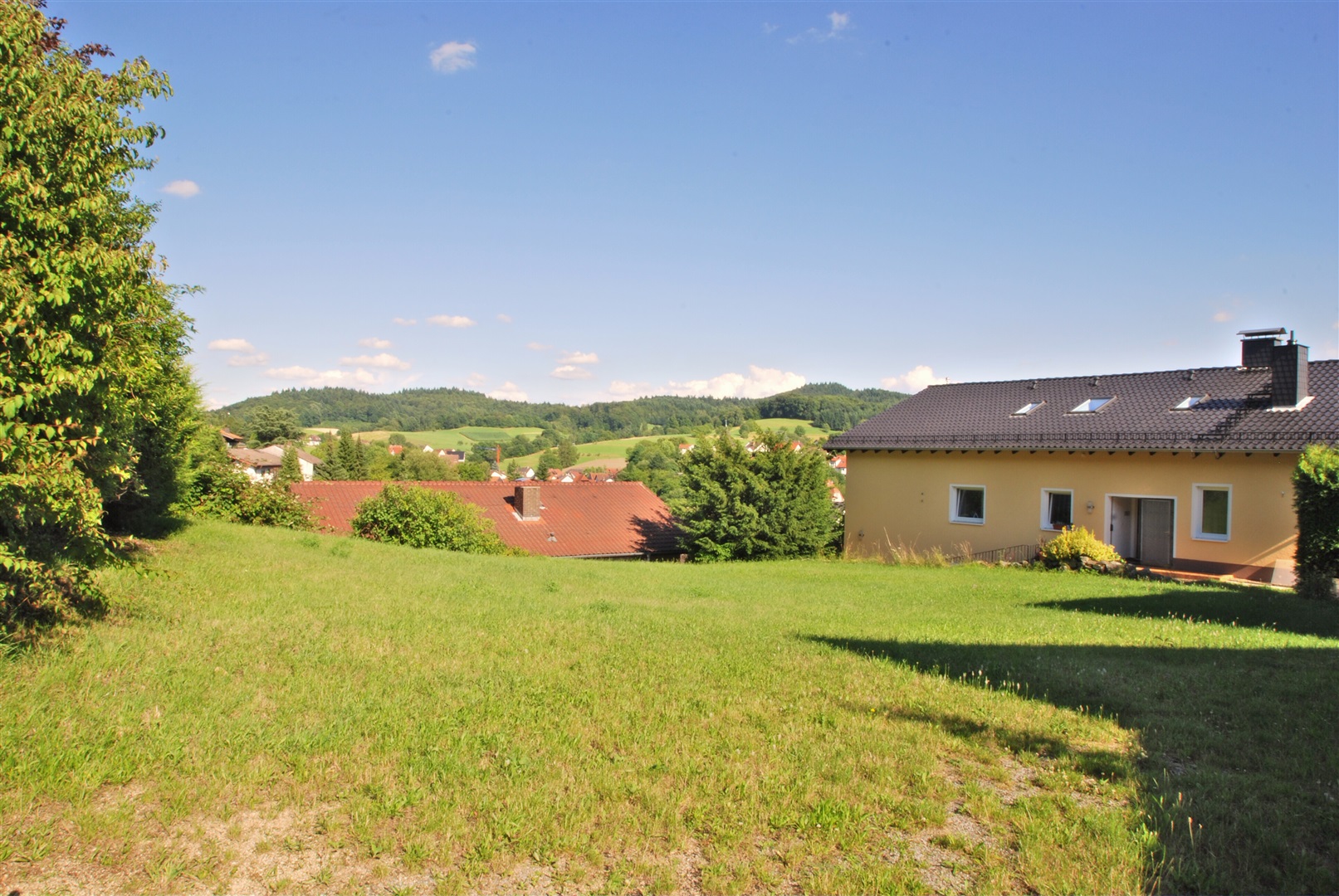 Rund herum um Haus deutlich gehobene Einfamilienbebauung. - Oliver Reifferscheid - Immobilienmakler Darmstadt