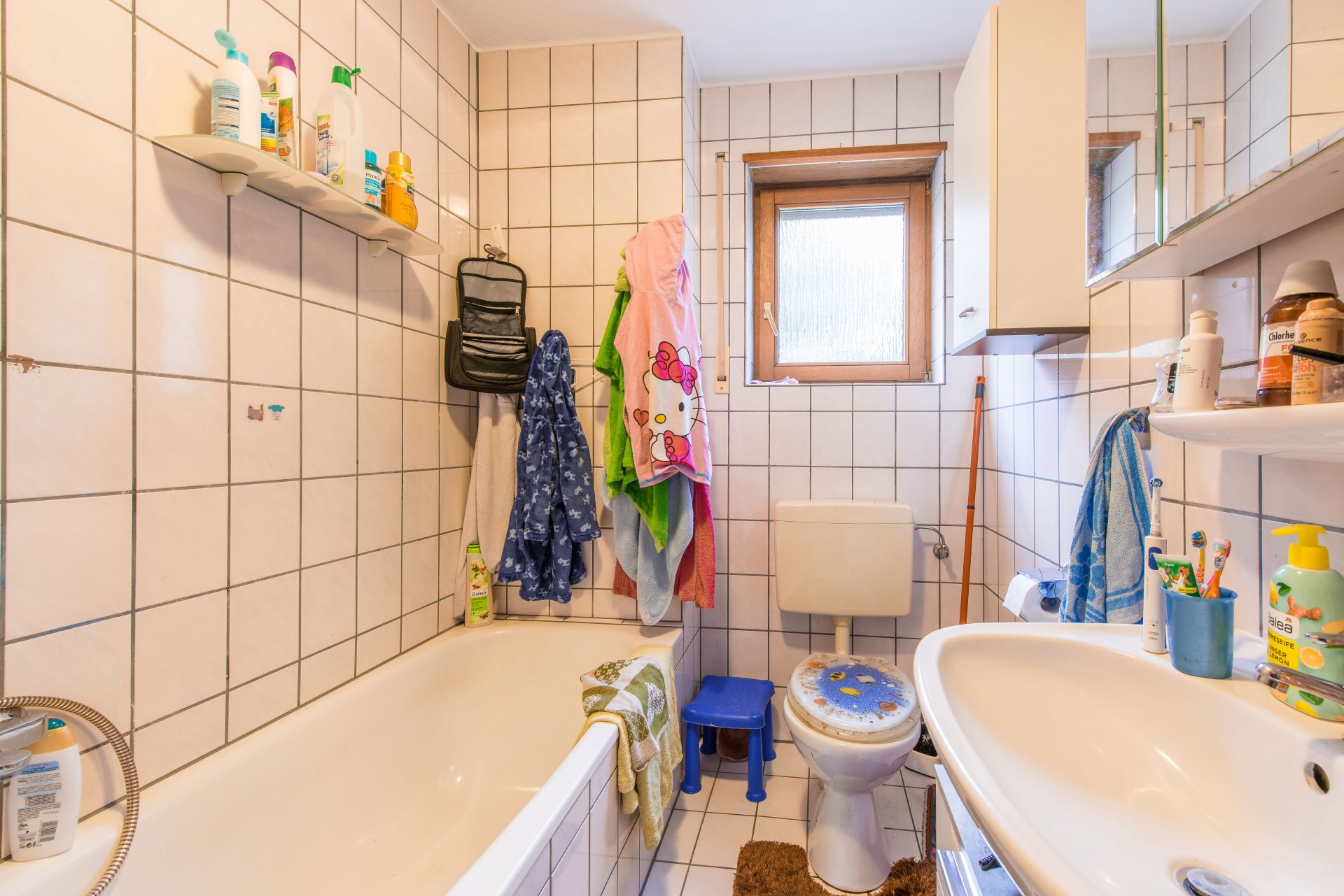 Tageslichtbad mit Wanne und Dusche - Oliver Reifferscheid - Immobilienmakler Darmstadt