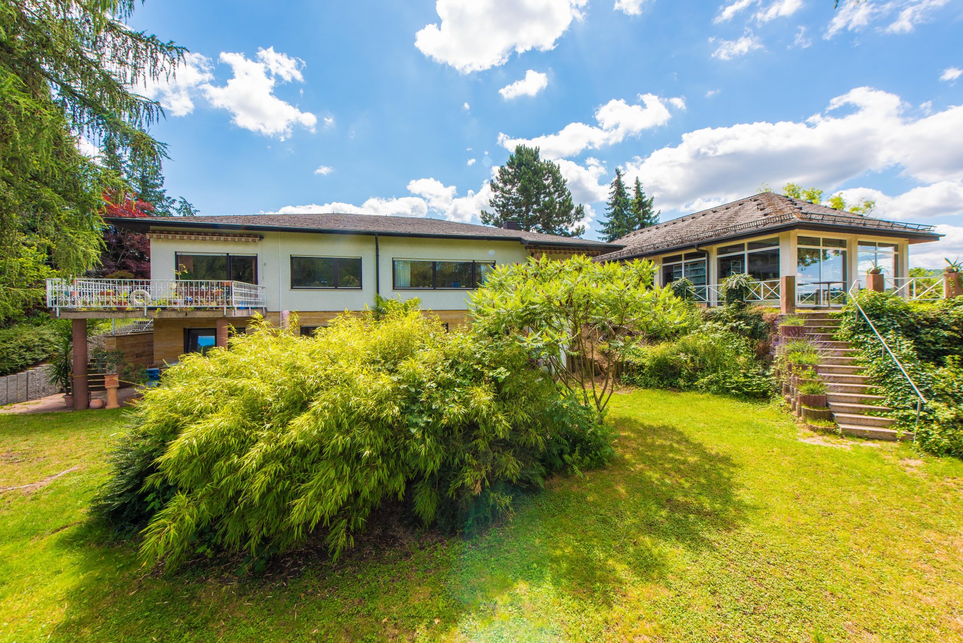 Heppenheim - Kirschhausen - Sehr großer Bungalow mit wunderschönem Blick auf großem, ebenem Hanggrundstück