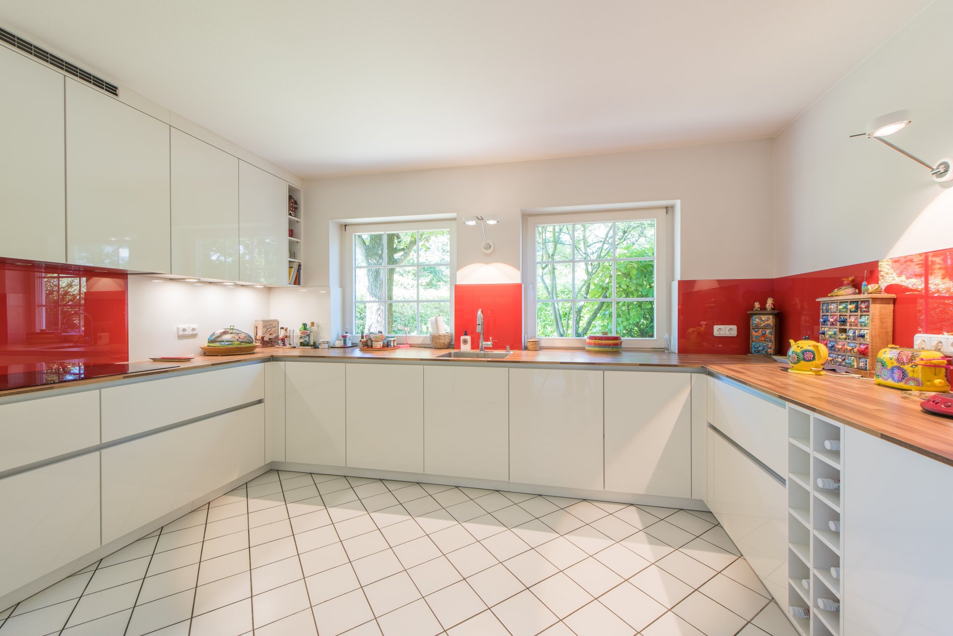 Separater Küchenraum mit Einbauküche aus dem Jahr ca. 2019 - Oliver Reifferscheid - Immobilienmakler Darmstadt