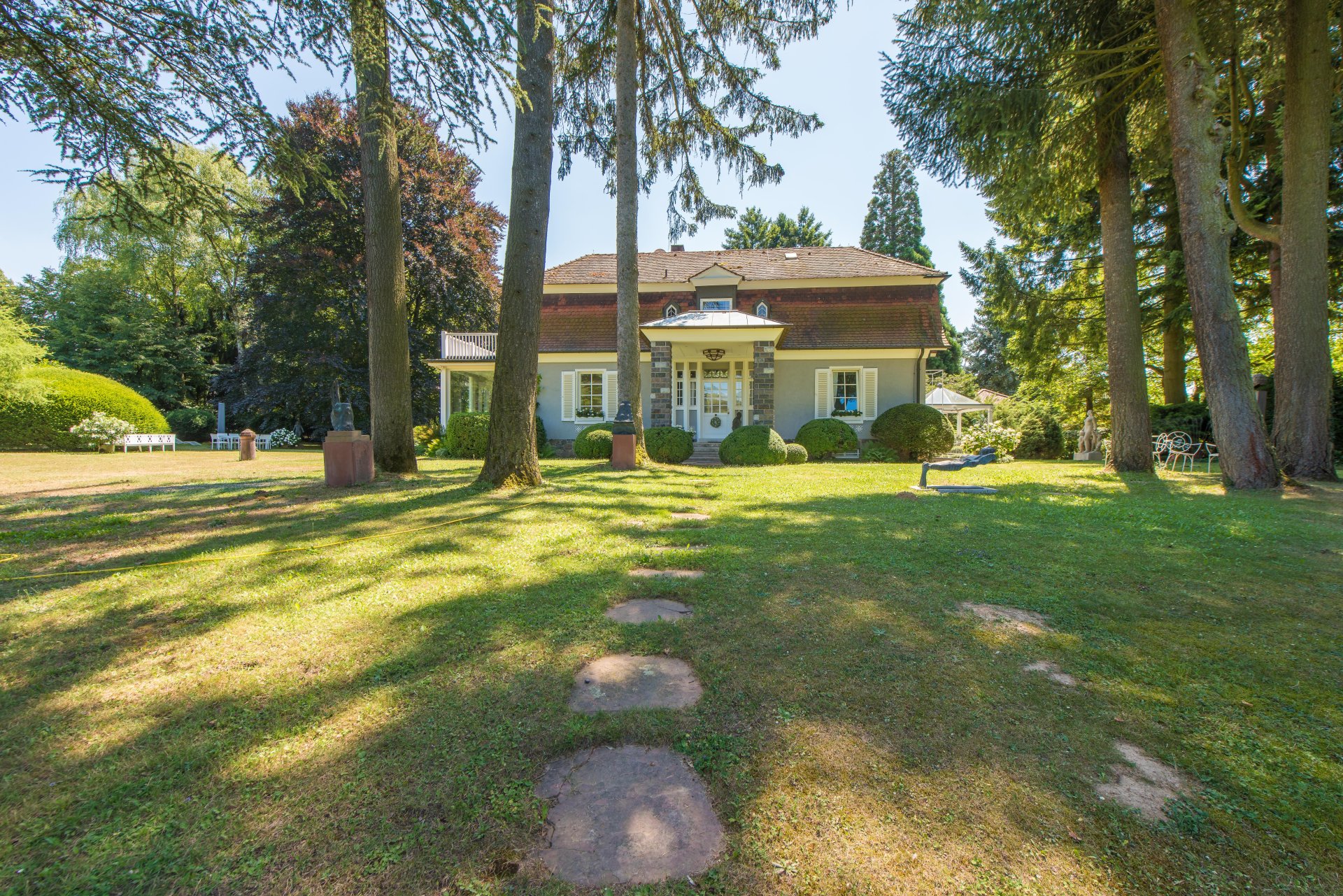 Bensheim - Villa mit Gästehaus im privaten Kunstpark aus der Zeit des Art Deco