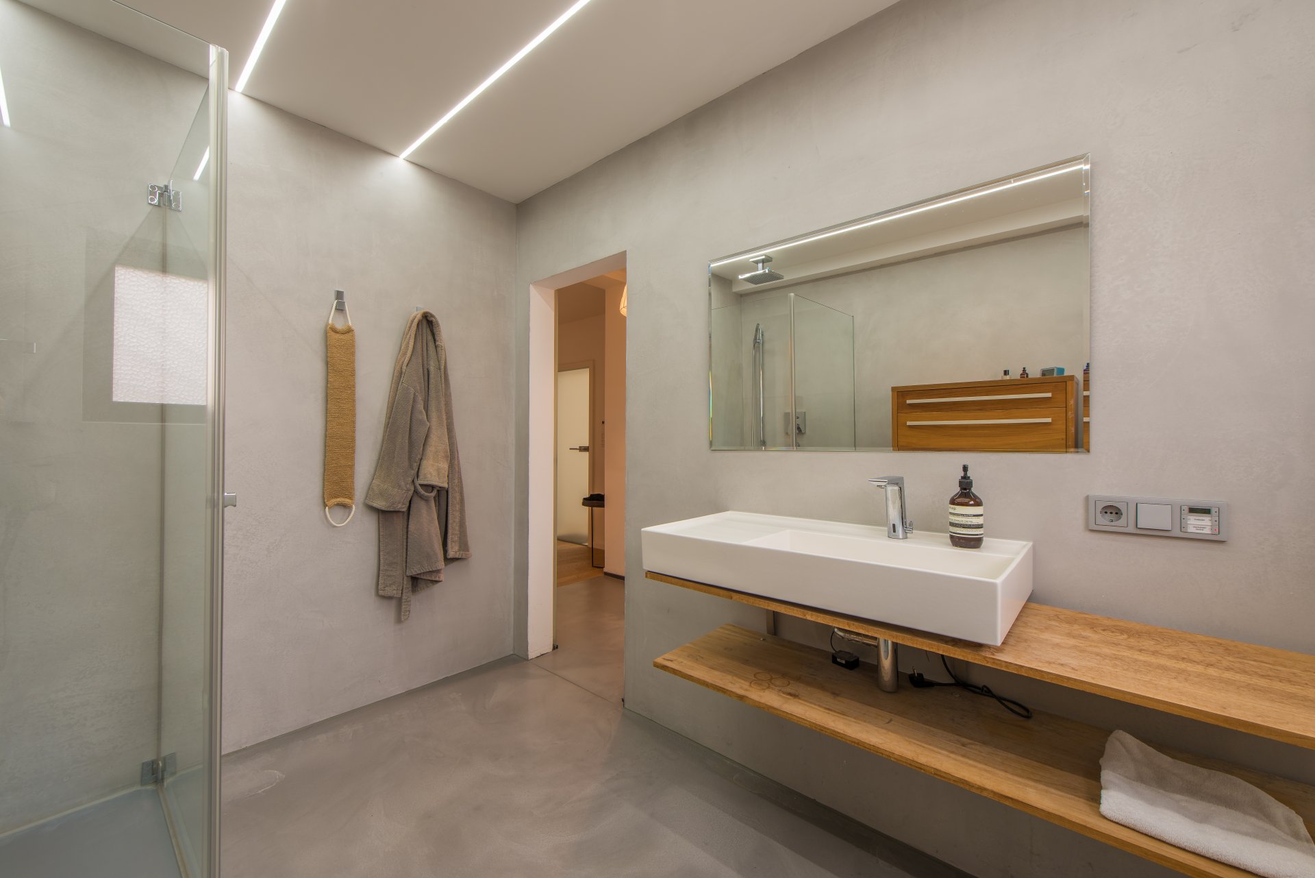 Fugenloses Tageslichtbad mit bodengleicher Dusche - Oliver Reifferscheid - Immobilienmakler Darmstadt