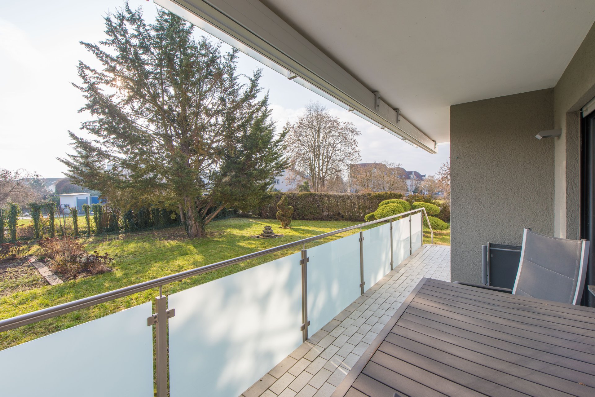 Südbalkon mit Südgartenblick, der ganze Südgarten gehört zur Wohnung - Oliver Reifferscheid - Immobilienmakler Darmstadt
